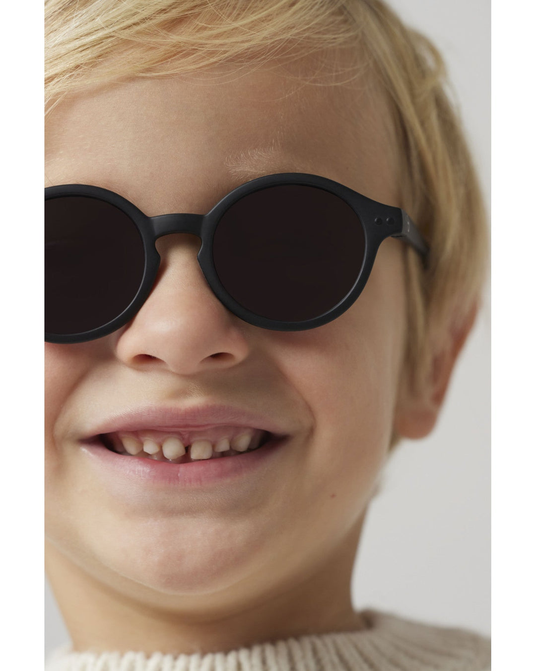 IZIPIZI D KIDS PLUS SUN – Black Solbriller for barn (3–5 år) - Homy